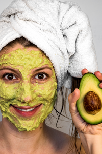 5 recetas de mascarillas faciales de aguacate para cada tipo de piel