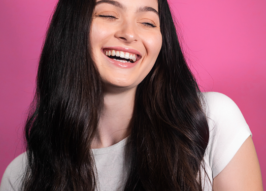 Tu guía para usar rulos para el cabello y lograr un volumen máximo