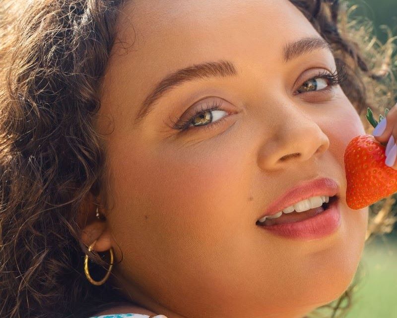 Best anti aging foods | young woman eating strawberry
