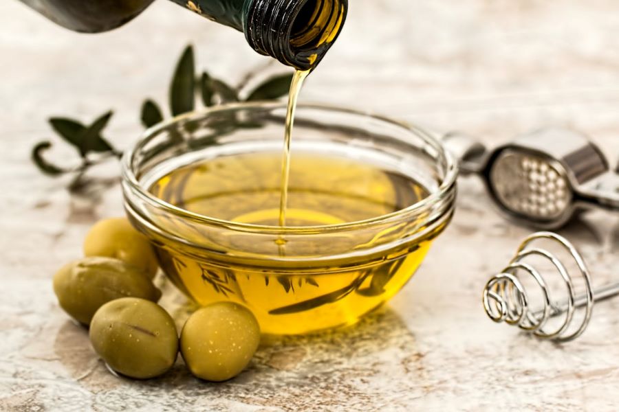 does olive oil clog pores | photo of olive oil being poured into bowl