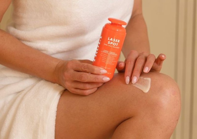 Dark knees | Person applying a skincare product to their knee
